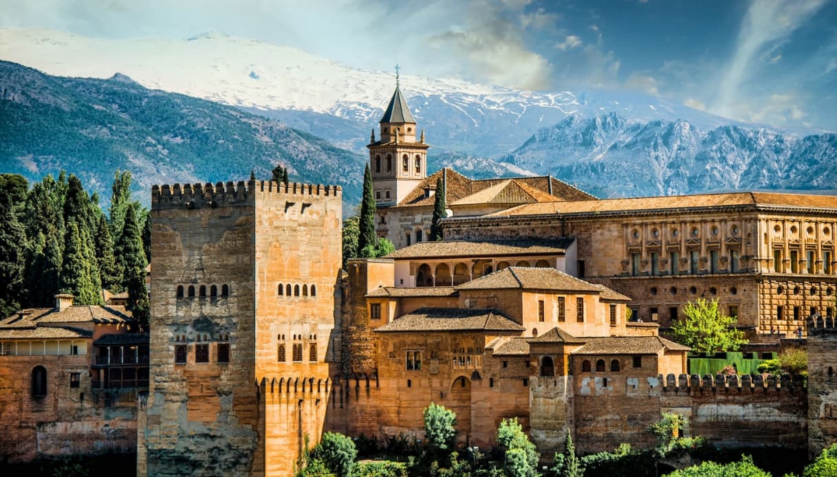alhambra-di-granada-la-maestosa-cittadella-araba-in-andalusia